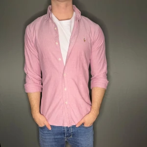 Ralph lauren skjorta - Hej säljer nu min fina Ralph Lauren skjorta i storlek M. Den är i nyskick och kommer vara otroligt snygg i höst/vinter. Nypris cirka 1500kr! Vi kommer att sälja liknande produkter nu närmare vinter så glöm inte följa profilen!🌊🍾