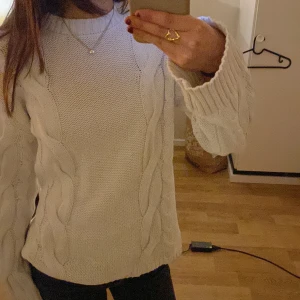Vit stickad tröja med flätmönster - mysig vit stickad tröja med flätmönster, säljer för ingen användning, matrialet är ganska tungt men den är fortfarande jätte fin och skön. skriv för mer bilder eller info 💕storlek är xs men skulle säga s 