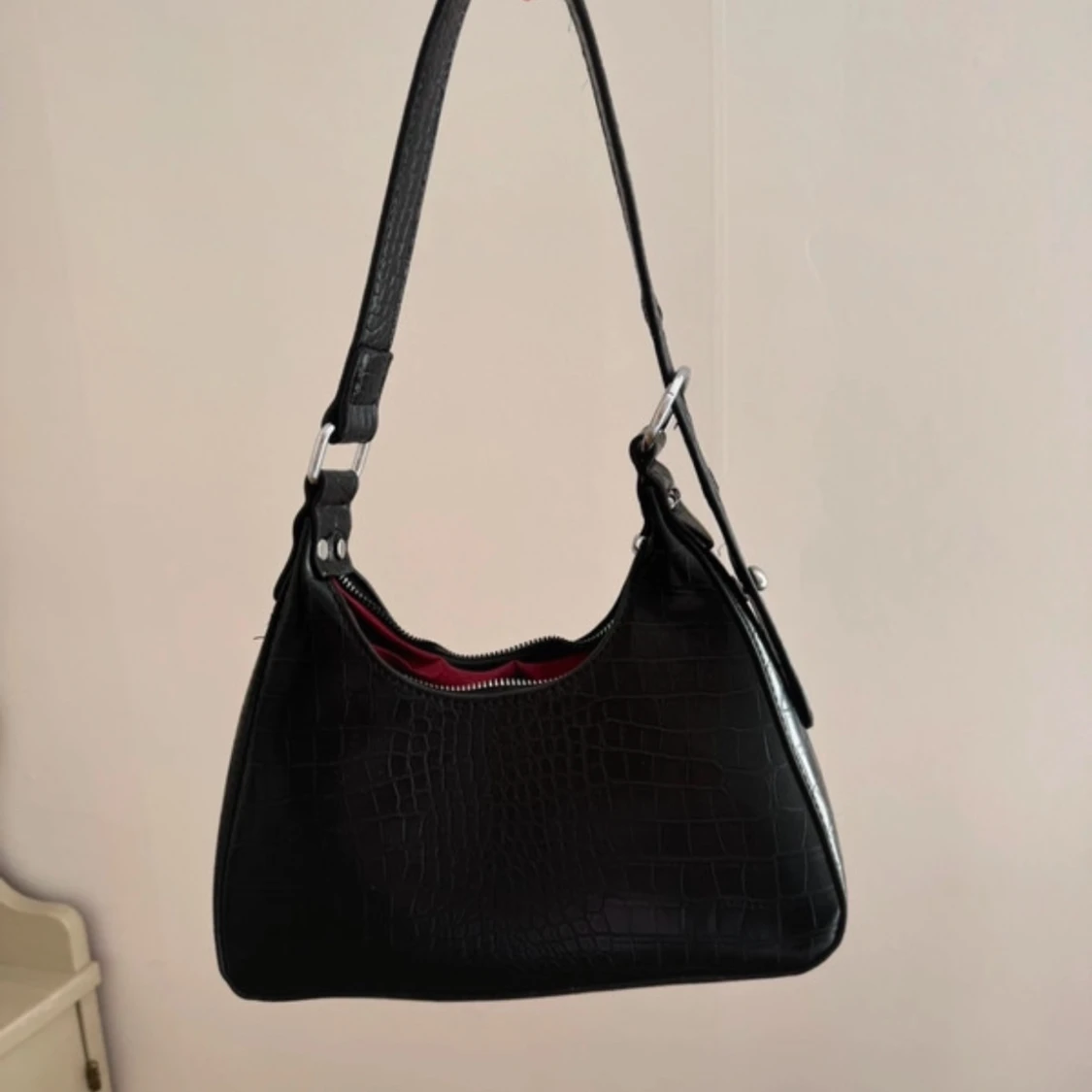 Svart axelväska med krokodilmönster
