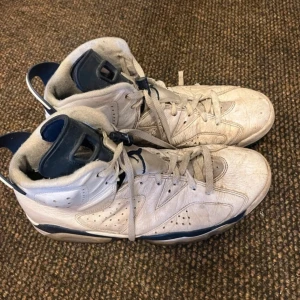 Vita och blå Nike Air Jordans 6 - Säljer ett par vita och blå Nike Air Jordans med hög snörning 