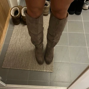 Mocka boots - Ett par bruna höga boots i mockaimitation. Använda några gånger och lite smutsiga längst fram på foten, men annars i bra skick. Nypris runt 1200kr