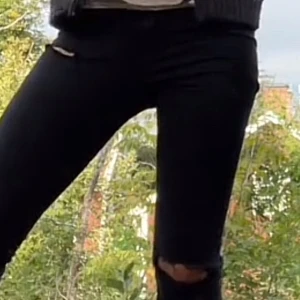 Svarta flared jeans med hål  - Jätte snygga jeans. Jag har sytt ner dom till låg midjat, och klippt hålen själv. Igentlihen är de storlek M men har sytt in dom så skulle säga att de är storlek s nu.