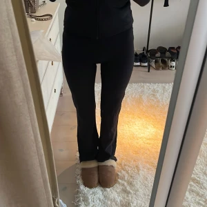Yogapants från Exercere - Snygga svarta träningsbyxor från Exercere med en tight passform. Byxorna är perfekta för gymmet eller yoga. De har en stilren design utan mönster och är tillverkade i ett stretchigt material för maximal komfort. Oänvända med lappen och påsen kvar. Säljer då de är för långa för mig. Nypris 1000 kr