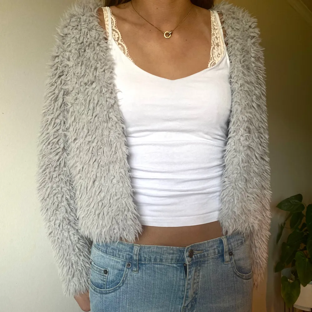 Grå fluffig kofta från Gina Tricot i storlek XS. Kolla gärna mina andra annonser för samfrakt💗. Neuletakit & Villapaidat.