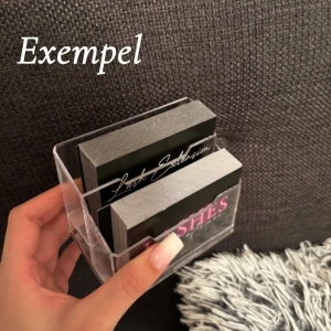 Transparent sminkförvaring - Praktisk och stilren transparent sminkförvaring i akryl. Perfekt för att organisera sminkprodukter som ögonskuggor eller läppstift. Kompakt design som passar bra på sminkbordet. Kan användas som korthållare.🌺