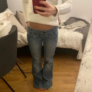 Blå lågmidjade bootcut jeans - Snygga blå bootcut jeans från Redstar med låg midja. Slitningar finns nedtill på jeansen (bild 3), vilket troligen syns mer om du är längre! Annars syns inga defekter💘 Jag är 160 för referens