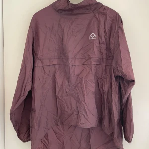 Träningsjacka från Active Fit - Säljer en helt ny träningsjacka från Active Fit i storlek M. Jackan är tillverkad i 100% nylon och har en enkel design med långärmade ärmar. Super tunn och lätt att med. Säljer även matchande byxor i separat annons.