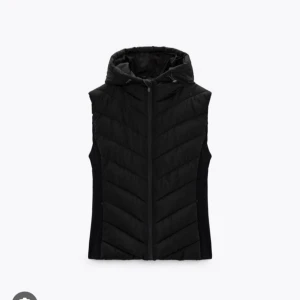 Svart dunväst med huva -  Svart dunväst med dragkedja och huva. Köpt på Zara,  säljer därav den inte kommer till användning. Kontakta för frågor eller bilder.💕Pris kan diskuteras