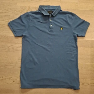 Blå pikétröja från Lyle & Scott - Säljer en stilren blå pikétröja från Lyle & Scott. Den är i Storlek XS och är helt ny, aldrig använd. Om du har andra frågor är det bara att skicka ett meddelande ✅️