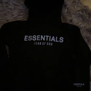 Svart hoodie från Essentials Fear of God - - helt ny✅ - aldrig använd✅ - inga skador eller andra defekter✅ står M men sitter som S