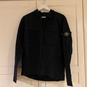 Stone Island Jacka - Säljer denna jacka för ett bra pris. Endast testad. Kom privat för frågor! Den är mörkblå ej svart.