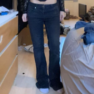 Svarta bootcut jeans zara  - Säljer domma trendiga svarta Lågmidjade jeansen från zara. Är storlek 40 man sitter såhär på mig som brukar ha 34/36  i byxor. Jag är 160 och dom e lite för långa för mig. 