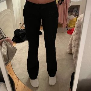 Svarta low waist kostymbyxor bikbok  - Jätte snygga low waist kostymbyxor från bikbok! Säljer dessa då de är för små för mig💞storlek 34, jag är 1,68 cm lång! 