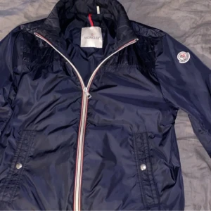 Moncler jacka - moncler jacka i storlek M är i bra skick blå. Medföljer allt og. Bara att skriva vid frågor samt intresse.