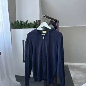 Mörkblå zip-hoodie From Future - Säljer en mörkblå zip-hoodie från From Future i strl XS. Tröjan är i mycket bra skick och är inte använd så mycket. Det är 100% merinoull och nypris för tröjan är 1900kr. Hör gärna av dig vid ev frågor! Köparen står för frakten men finns annars att hämta på Lidingö!