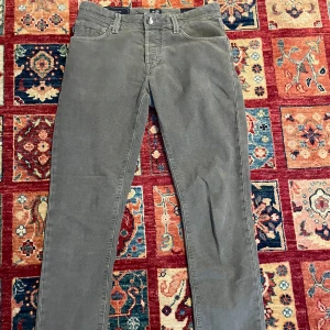 Grå byxor från Tramarossa - Snygga grå byxor från Tramarossa med klassisk design. Byxorna har en rak passform och är tillverkade i ett bekvämt material. Perfekta för en stilren look. Om du har några frågor fråga på mvh Theodor 