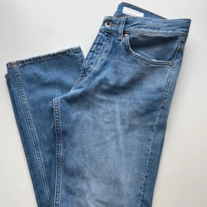 Blå jeans från Tiger of Sweden - Snygga blå jeans från Tiger of Sweden i modellen Marty, raka. Är aldrig använda!! Storlek 30/34. Säljs för mycket bra pris, original pris är 1699kr