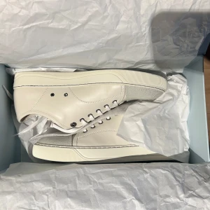 Lanvin skor - Snygga vita sneakers från Lanvin med stilren design. Skorna är i storlek uk 8 och är helt nya. Skriv vid minsta funderingar! Pris går att diskuteras vid snabb affär🤝