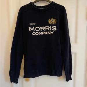 Mörkblå tröja från Morris - Snygg mörkblå tröja från Morris med broderad logga och text på bröstet. Tröjan har en ribbad krage och långa ärmar, perfekt för vintern. Tröjan är storlek M men tycker själv att den passar som S. Pris kan diskuteras. 