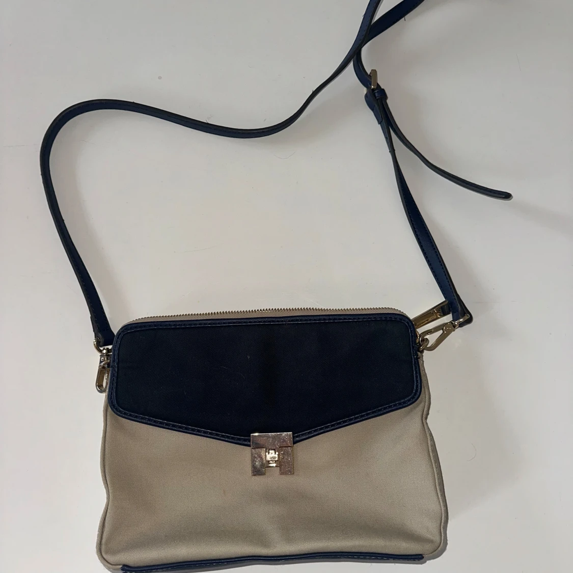 Beige och marinblå axelväska - 90