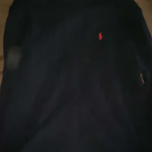 Ralph Lauren Tröja - Svart Ralph Lauren-tröja storlek M. Perfekt för vintertider och för dig som vill se elegant ut 💎