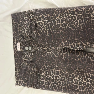 Leopardmönstrade byxor från Nelly - Dom trendiga leopard byxorna från Nelly aldrig använt så dum som jag va tog jag av lappen innan jag provade dom 🤎🤎 nypris 700kr (pris kan diskuteras)