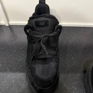 UGGS low mell - Säljer mina UGGS då jag inte är i behov av dem. Skorna är använda 1 gång så i perfekt skick, storleken är 43. 
