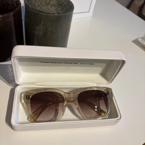 Transparenta solglasögon från Chimi - Supersnygga CHIMI solglasögon i färgen ”ecru”, modell 07. Använda men fortfarande i väldigt bra skick. Fodralets baksida är lite smutsigt men annars inga fel! 550kr Nypris: 1200kr  Köpta i chimis egna butik i Stockholm  Säljer då jag skaffat glasögon med styrka! 