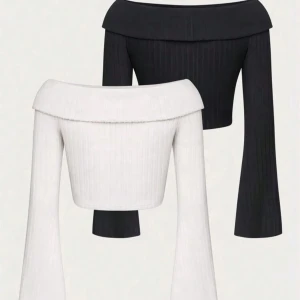 Offshoulder topp - Snygga offshoulder toppar i svart och vit färg. De är ribbade och har en croppad design med långa ärmar. Perfekta för en stilren look. 150 för båda eller 80kr st