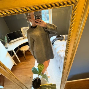 Grå stickad klänning - Jättefin grå stickad klänning från Zara, endast testad! Men använder ej. Den går lite ovanför knäna på mig (jag är 170cm) annars super fin, inte nopprig! 