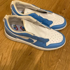 Perfekt skor för våren - Skorna är inte använd jättemycket snöre får ni med paket får hämtas från västra Frölunda men om ni bår långt kan vi hitta ett sätt