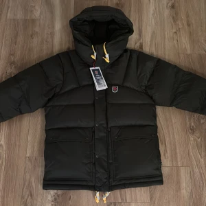  dunjacka från Fjällräven - Säljer min helt nya fjällräven jacka i färgen deep forest, den är då aldrig använd och lapparna är kvar på den. Säljer den då jag hade fått en annan fjällräven som en senare julklapp precis då jag köpt denna! Kommer inte sälja under 5500kr, buda! Storleken är i men S men sitter som en women S/M💕 skriv om du är intresserad!!!