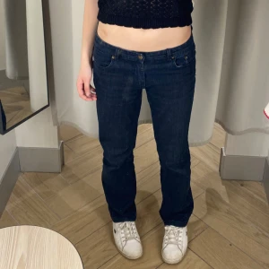 Lågmidjade Jeans - Snygga lågmidjade jeans! Sparsamt använda💗 Står storlek 29 i men skulle säga att dom är mindre! Tror att de passar någon som är 155-167 beroende på hur långa man vill ha dom💕Priset kan diskuteras