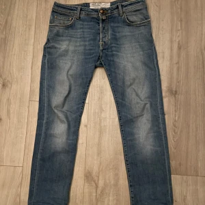 Blåa Jacob Cohen Jeans - Säljer dessa skit feta Jacob Cohen jeans, kvitto medföljer! Nypriset är omkring 4000kr. Byxorna har inga större defekter som tydligt syns. Priset är inte hugget i sten och om ni har fler frågor eller funderingar är det bara att skriva 🙌