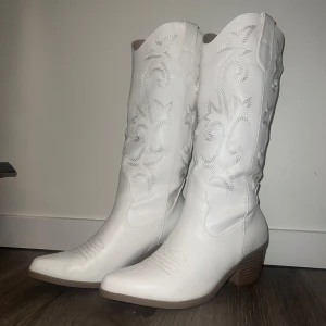 Cowboy boots - Cowboy boots i nån typ av konstläder i storlek 35.5. Bra skick endast använda 1 gång. Köpt för 500kr nya.