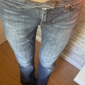 Blå bootcut jeans från Lindex - Snygga blå bootcut jeans från Lindex i lågmidjad stil. Perfekta för en avslappnad look. Midjemått 76cm, innerbenslängd 79cm💞