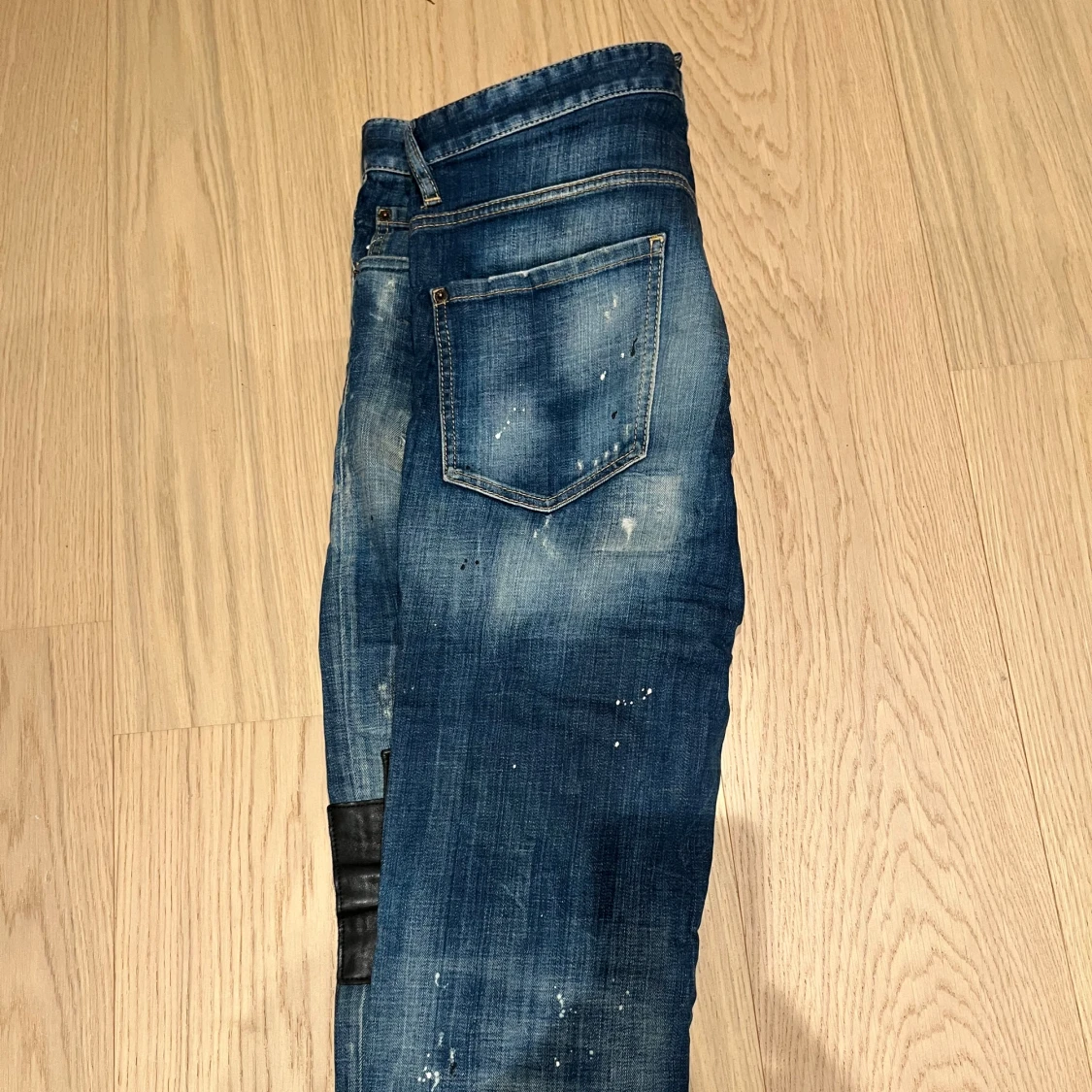 Blå jeans med slitningar och detaljer - 92