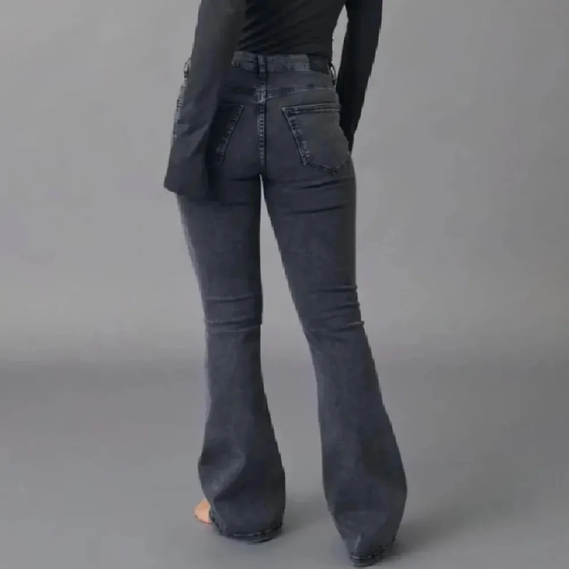 Svarta bootcut jeans från Gina - 91