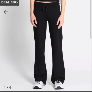 Low waist byxor  - Säljer dessa byxor från lager 157 som är low waist, strl Xxs. 