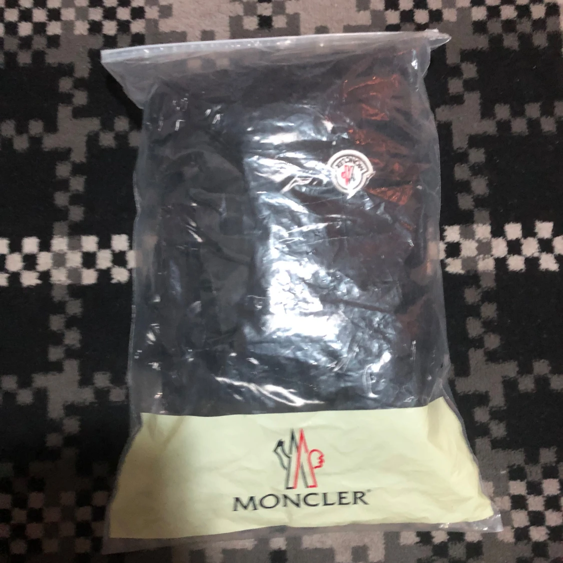 Svart glansig dunväst från moncler  - 90