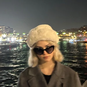Vit pälsmössa från H&M - Säljer denna coola vita pälsmössa från hm!! Säljer pga använder aldrig längre! 🥰🫶