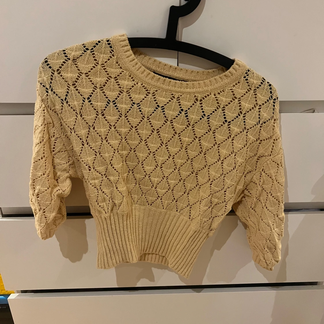 Gul stickad tröja från Bik Bok