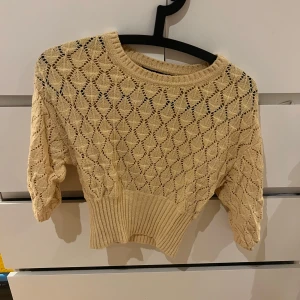 Gul stickad tröja från Bik Bok - Säljer en söt gul stickad tröja från Bik Bok. Tröjan har ett fint hålmönster och är croppad med trekvartsärmar. Köpte denna för 249kr säljer den för 80+frakt.