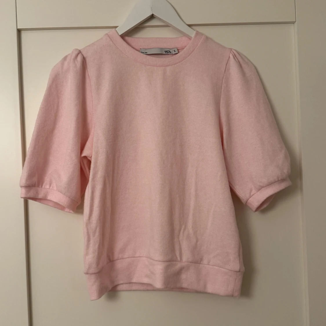 Rosa tröja med puffärmar