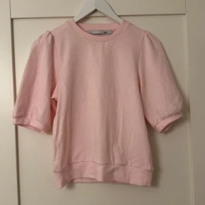 Rosa tröja med puffärmar - Söt rosa tröja med puffiga trekvartsärmar från Lager 157 som passar både vardagen och finare tillställningar. Så gott som ny, endast använd en gång.🩷Nypris: 100kr