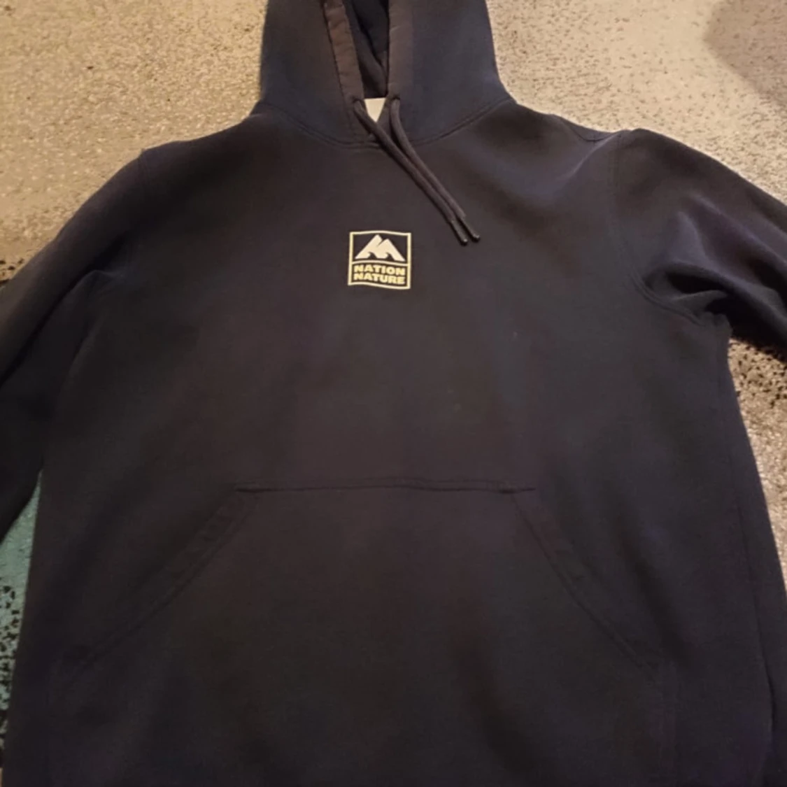 Svart hoodie från Nation Nature - 91