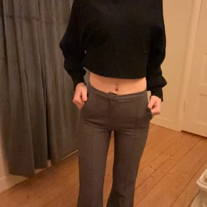 Gråa kostymbyxor  - Gråa kostymbyxor från Gina i storlek xs. Tyvärr inte det bästa materialet så de har blivit lite noppriga men inget man tänker så mycket på. 