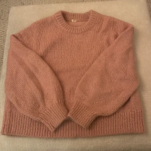 Rosa stickad tröja - Rosa stickad tröja i mohair från Arket. Storlek M. 
