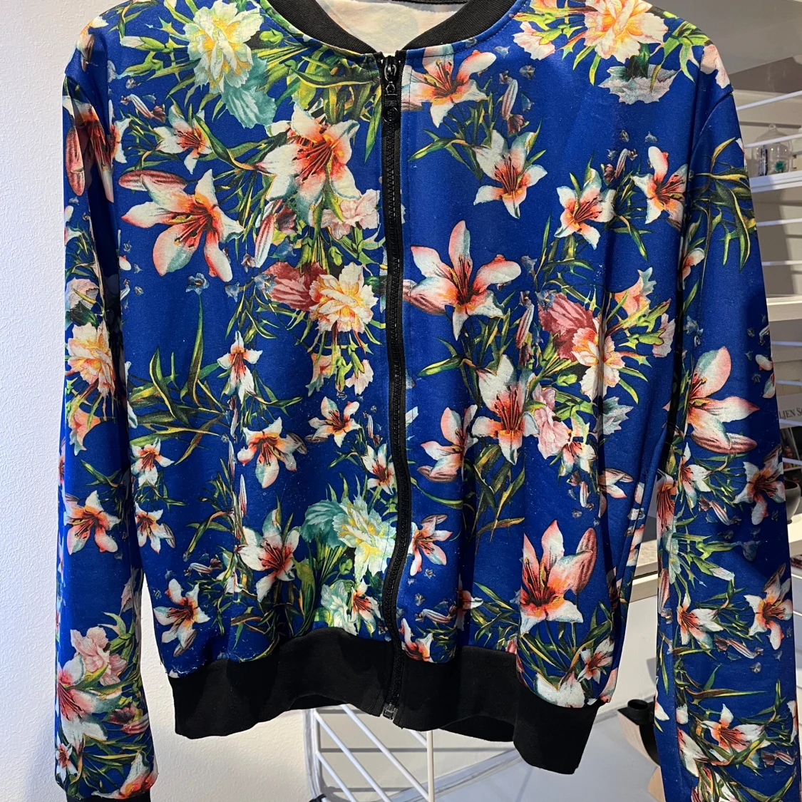 Blommig tunn bomberjackastil kornblå