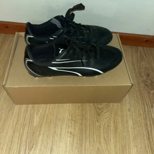 Puma fotbollsskor storlek 38 - Snygga, fina fotbollskor storlek 38! Min syster har använt de och har växt ut så tänker sälja vidare! Hon slutade på fotboll. För mer intresse är det bara att höra av sig, pris kan självklart diskuteras!😊1234 står för att du ska föreslå ett pris!